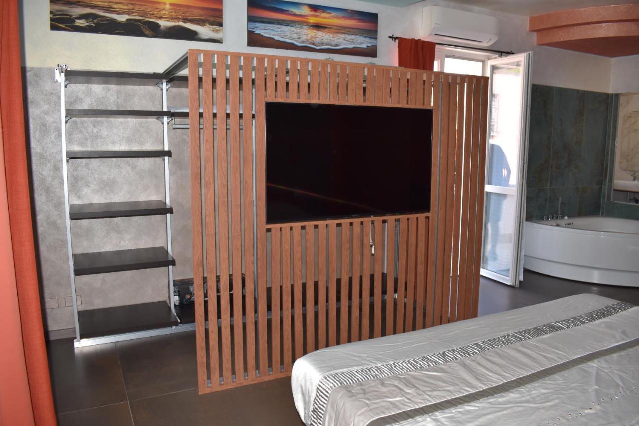 Garda Fantasy Apartment - Jacuzzi Desenzano del Garda Exterior foto