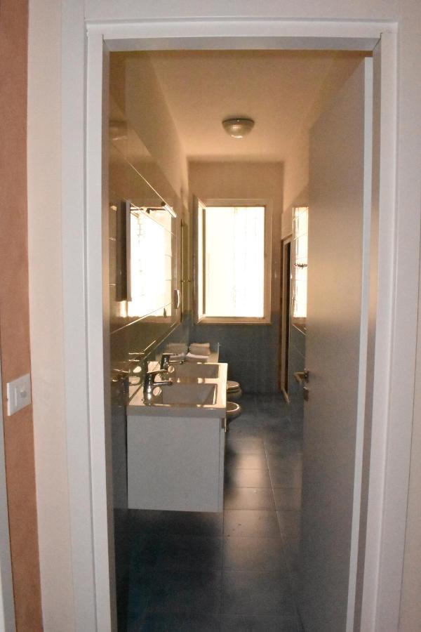 Garda Fantasy Apartment - Jacuzzi Desenzano del Garda Exterior foto