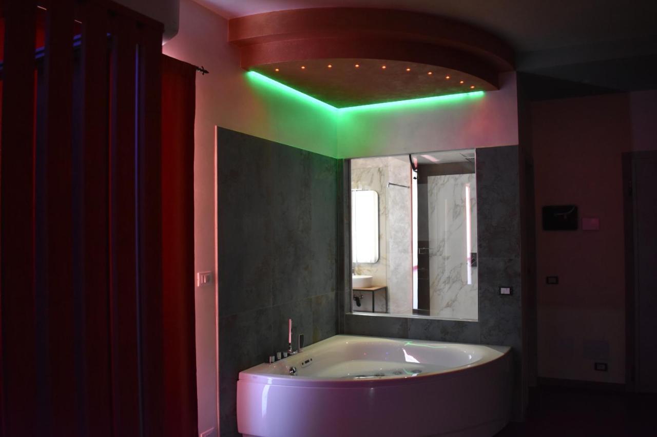 Garda Fantasy Apartment - Jacuzzi Desenzano del Garda Exterior foto