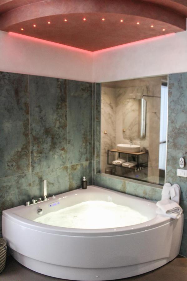 Garda Fantasy Apartment - Jacuzzi Desenzano del Garda Exterior foto