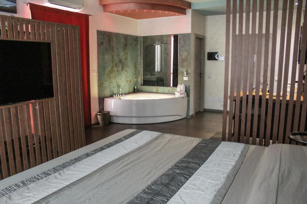 Garda Fantasy Apartment - Jacuzzi Desenzano del Garda Exterior foto