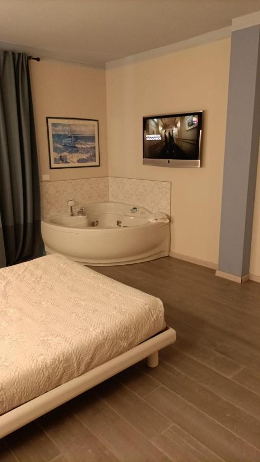 Garda Fantasy Apartment - Jacuzzi Desenzano del Garda Exterior foto