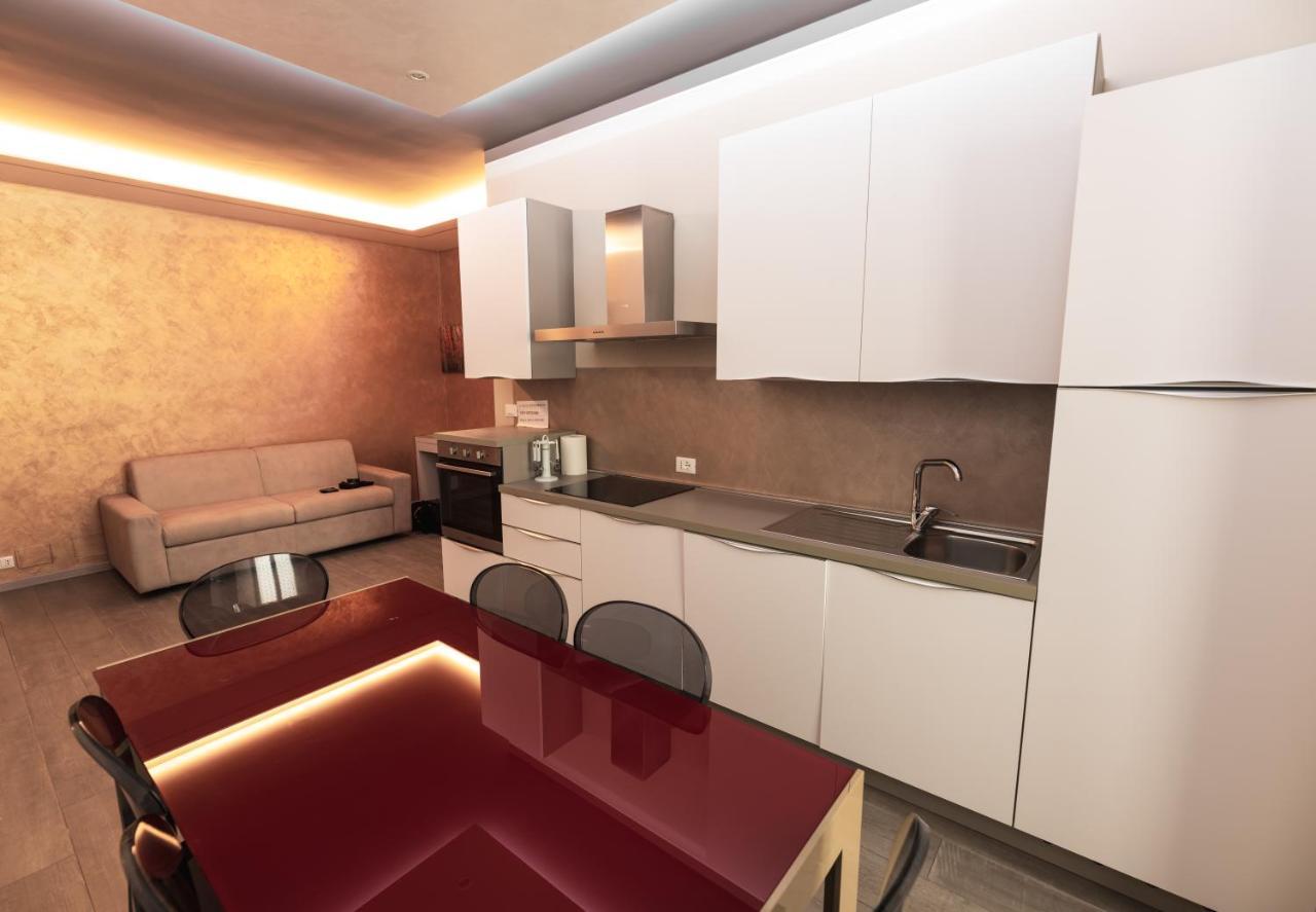 Garda Fantasy Apartment - Jacuzzi Desenzano del Garda Exterior foto
